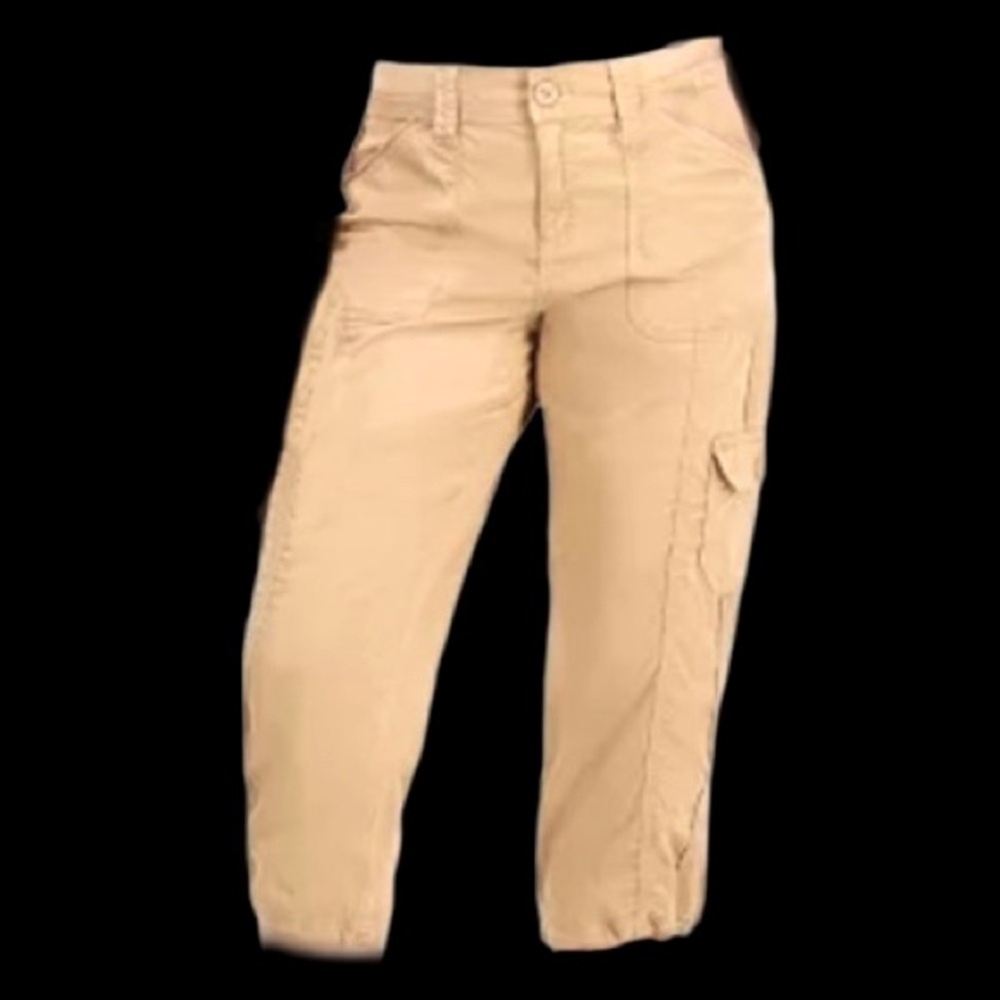 Khaki Cargo Capris. Comfortable and stylish 
 Sz 6P. NWT